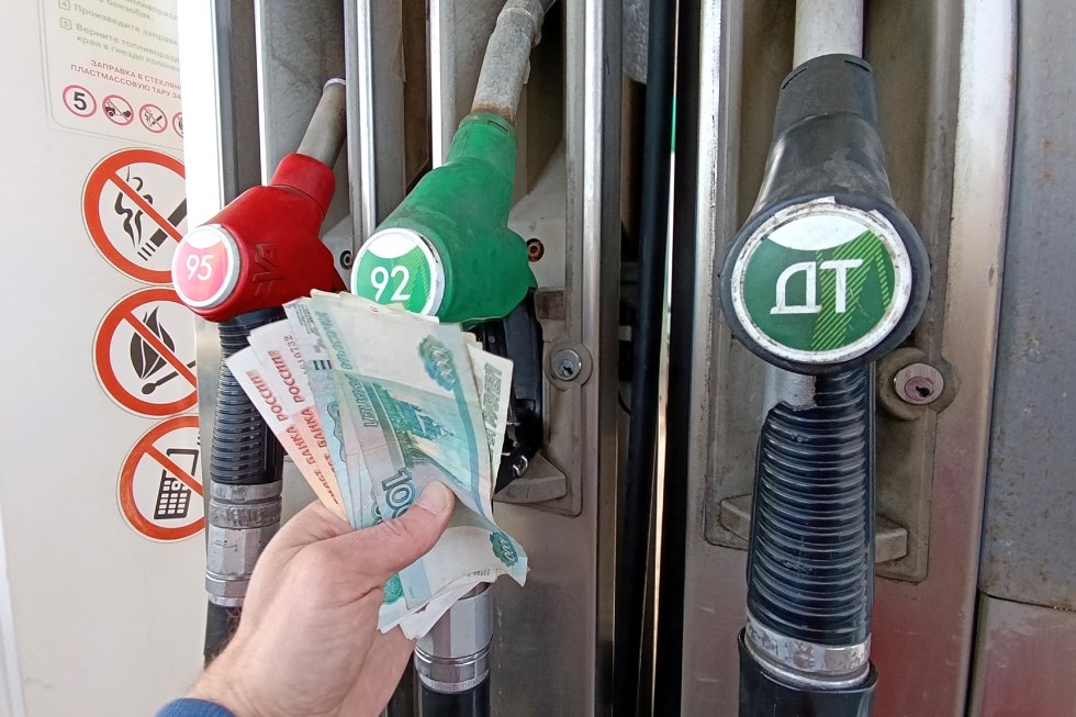 Al cierre de marzo, los ingresos fiscales aumentarán junto con los pagos a los petroleros desde el tesoro. ¿Podría esto impactar los precios en las estaciones de servicio?