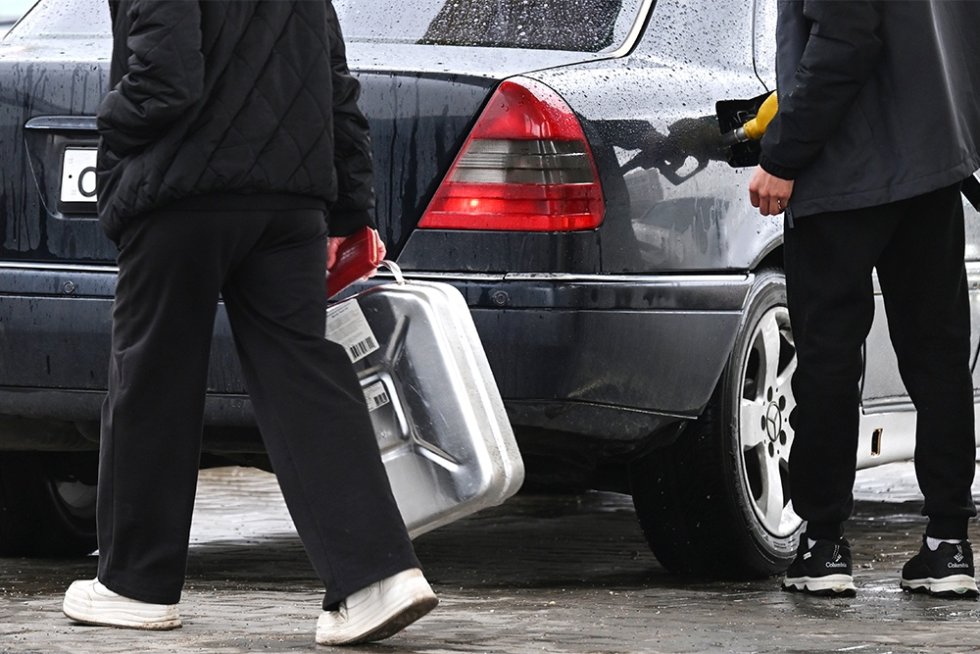 Aumento de los precios de la gasolina y diésel en la bolsa limitado. ¿Cómo ayudará esto a contener los precios en las estaciones de servicio?